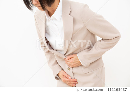 一名身穿西裝的中年婦女摀著肚子，痛苦不堪 111165487