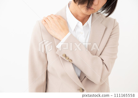 A middle-aged woman in a suit suffering from stiff shoulders 111165558