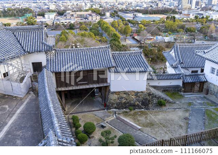 國寶姬路城,從兵庫縣姬路市天守閣鳥瞰土一門地區 國寶姬路城,從兵庫縣姬路市天守閣鳥瞰土一門地區 111166075