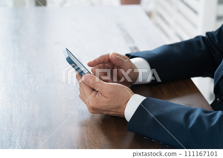 處理智能手機的商人 111167101