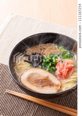Eat pork bone ramen Eat pork bone ramen 111167254