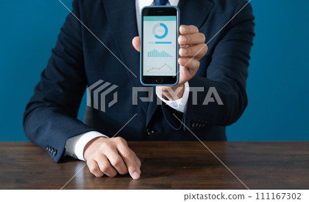 顯示智慧型手機的商人的手 111167302