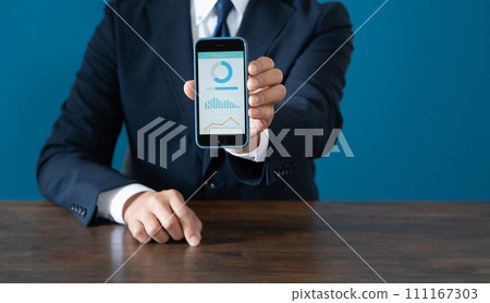 顯示智慧型手機的商人的手 顯示智慧型手機的商人的手 111167303