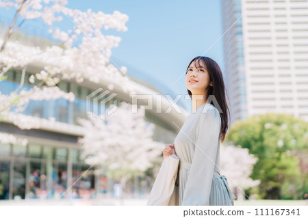 漫步櫻花校園的女大學生 111167341