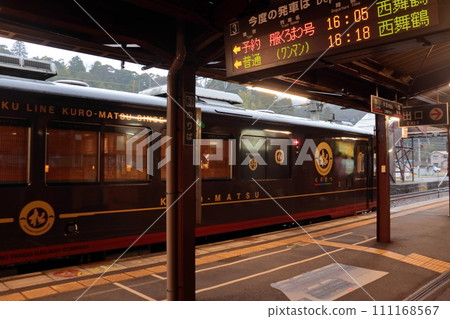 Kyoto Tango Railway's sightseeing train "Kuromatsu" and electronic bulletin board (Amanohashidate Station) 111168567