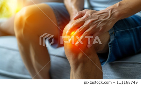 Man sitting down with knee pain 111168749