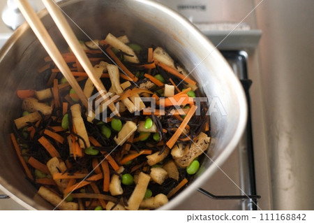 Making hijiki stew in a pot 111168842