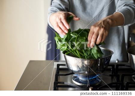 菠菜放入鍋中加鹽煮開 111169336