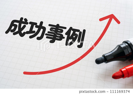 Notepad and marker with success story written on it 111169374