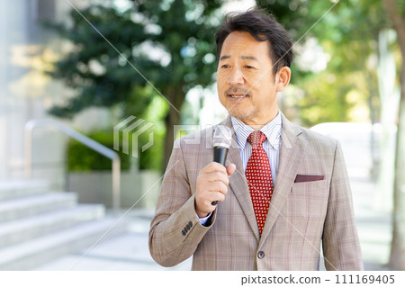 男麥克風演講街頭採訪 111169405