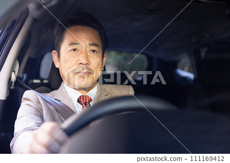 駕駛汽車的商人 111169412