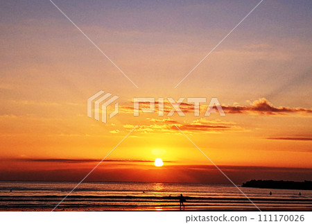 Watch the sun rise from the coast 111170026