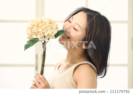 手裡拿著繡球花的女人 手裡拿著繡球花的女人 111170792