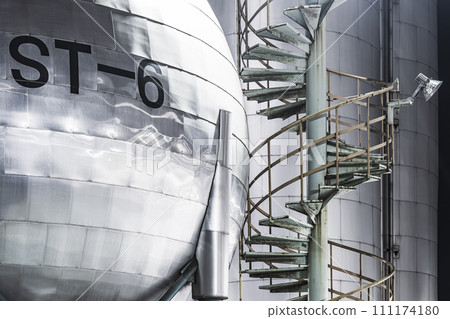 川崎荻町一家工廠的夜景 - 金屬閃亮的煤氣罐和螺旋樓梯[神奈川縣川崎市] 111174180