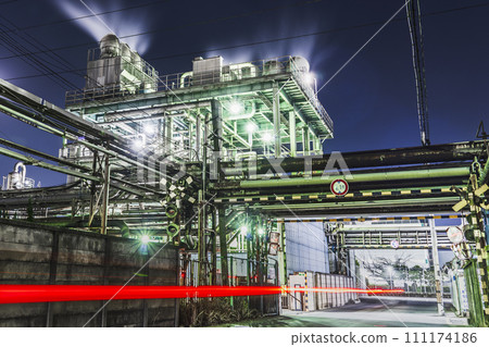 Night view of a factory in Ogimachi, Kawasaki - Light trails of factories and cars [Kawasaki City, Kanagawa Prefecture] 111174186