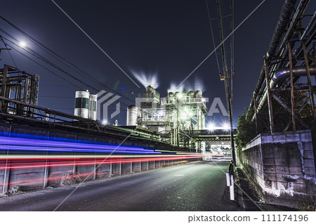 川崎荻町工廠的夜景 - 工廠和汽車的光跡【神奈川縣川崎市】 111174196