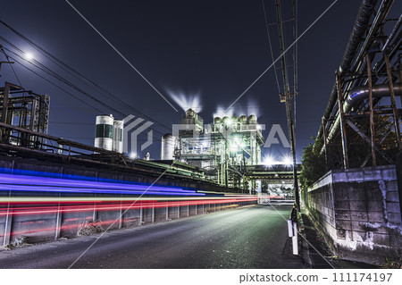 川崎荻町工廠的夜景 - 工廠和汽車的光跡【神奈川縣川崎市】 111174197