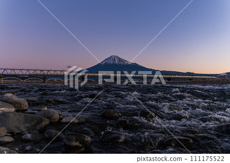 黎明時分的東海道新幹線 111175522