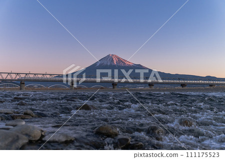 黎明時分的東海道新幹線 111175523