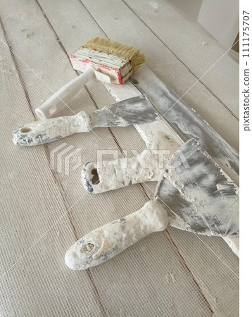 spatula for painters on a wooden chair spatula for painters on a wooden chair 111175707