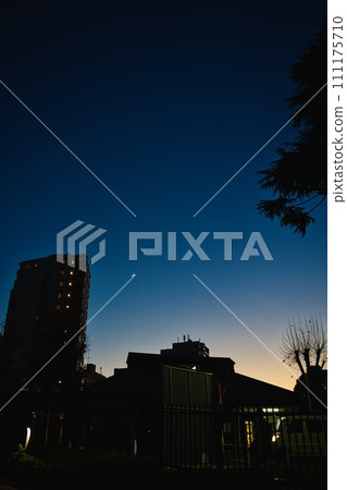 黃昏的神奇時刻和城市的新月 111175710