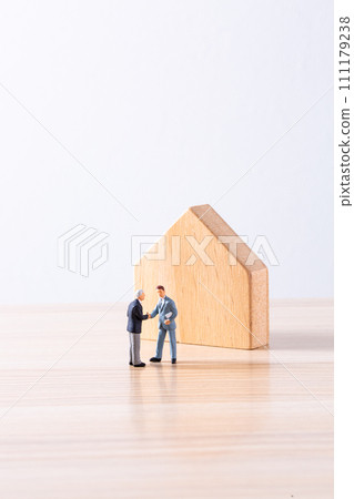 微型商人在木屋模型前握手 微型商人在木屋模型前握手 111179238