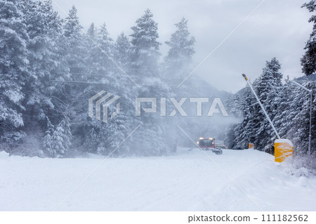Snow groomer ratrack machine, ski slope Snow groomer ratrack machine, ski slope 111182562