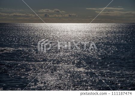 「閃耀的大海」 太平洋、熊野海、三重縣、鬼城 「閃耀的大海」 太平洋、熊野海、三重縣、鬼城 111187474