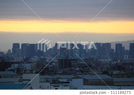梅田建築沐浴在早晨的陽光下，大阪梅田，早晨 111189273