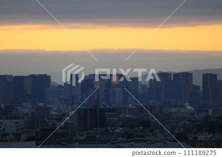 梅田建築沐浴在早晨的陽光下,大阪梅田,早晨 梅田建築沐浴在早晨的陽光下,大阪梅田,早晨 111189275