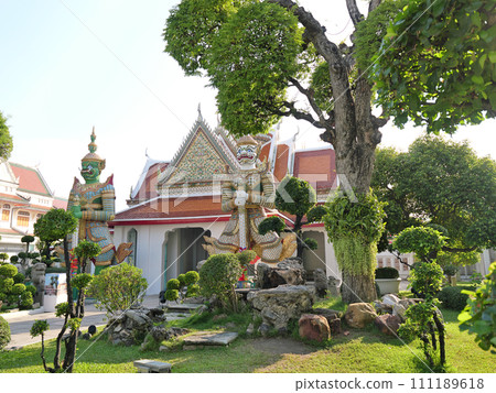 Thailand, Bangkok, Wat Arun, sunny day in May 111189618