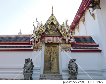 泰國曼谷，臥佛寺，五月陽光明媚的一天 111189927