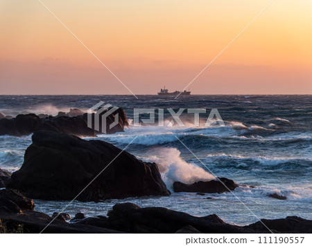 從野島崎看到太平洋的動態日落景觀,風大浪急 從野島崎看到太平洋的動態日落景觀,風大浪急 111190557