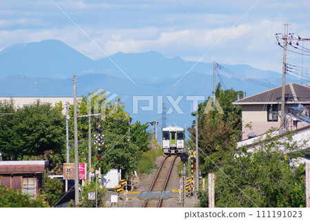Kiha 110 one-car local train Hachiko Line near Yorii with its ups and downs 111191023