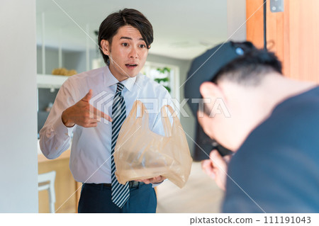 A man and a delivery worker get angry due to delivery problems with Uber Eats, home delivery, delivery, home meal, and catered lunch. A man and a delivery worker get angry due to delivery problems with Uber Eats, home delivery, delivery, home meal, and catered lunch. 111191043