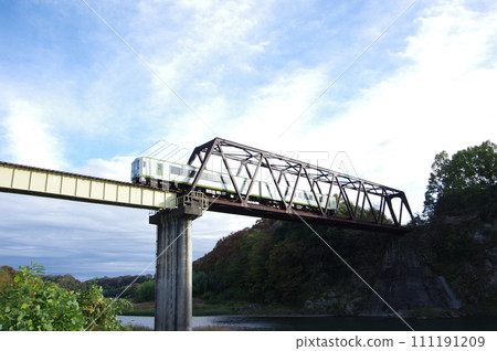 木葉 110 普通列車八公線 寄井附近的荒川鐵橋 111191209