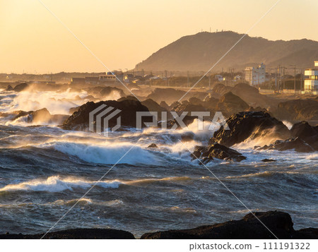 從野島崎看到太平洋的動態日落景觀，風大浪急 111191322