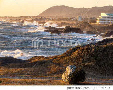 從野島崎看到太平洋的動態日落景觀,風大浪急 從野島崎看到太平洋的動態日落景觀,風大浪急 111191323