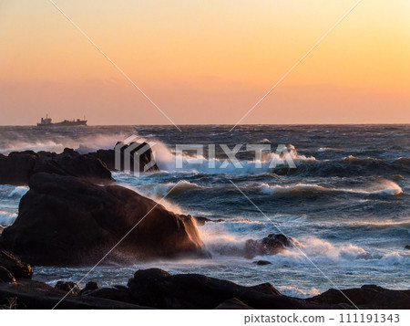 Dynamic sunset view of the Pacific Ocean seen from Nojimazaki with strong winds and rough waves Dynamic sunset view of the Pacific Ocean seen from Nojimazaki with strong winds and rough waves 111191343