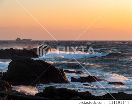 從野島崎看到太平洋的動態日落景觀，風大浪急 111191344