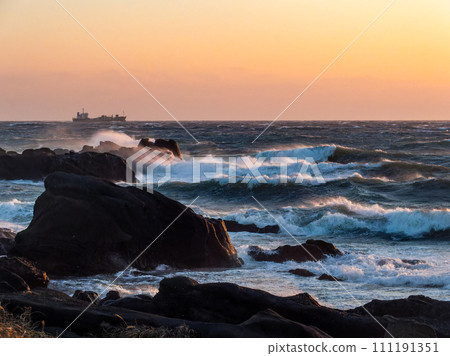 Dynamic sunset view of the Pacific Ocean seen from Nojimazaki with strong winds and rough waves Dynamic sunset view of the Pacific Ocean seen from Nojimazaki with strong winds and rough waves 111191351