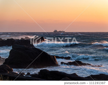 Dynamic sunset view of the Pacific Ocean seen from Nojimazaki with strong winds and rough waves Dynamic sunset view of the Pacific Ocean seen from Nojimazaki with strong winds and rough waves 111191387