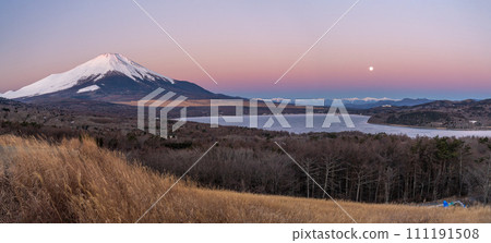 [Yamanashi Prefecture] Mt. Fuji/Lake Yamanaka panorama platform view at dawn 111191508