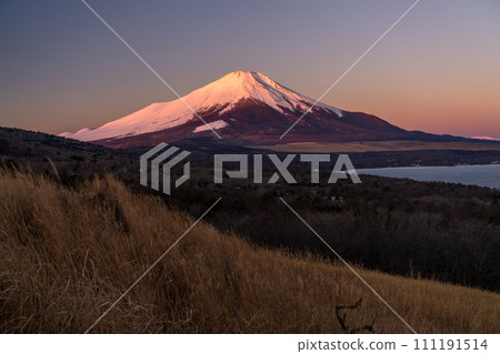 【山梨縣】黎明時分的紅富士山和山中湖全景平台 【山梨縣】黎明時分的紅富士山和山中湖全景平台 111191514