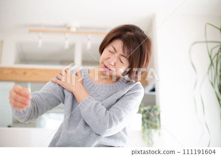 日本中年女性肩膀僵硬 日本中年女性肩膀僵硬 111191604