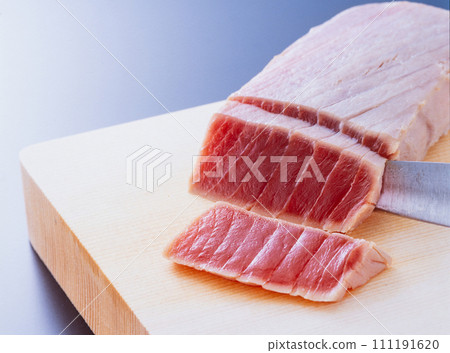 新鮮的金槍魚生魚片 新鮮的金槍魚生魚片 111191620