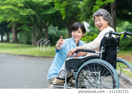 輪椅老人和年輕護理人員 111191721