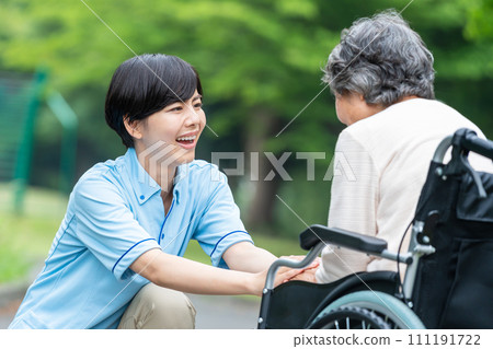 坐輪椅的老年人和照顧的婦女 111191722