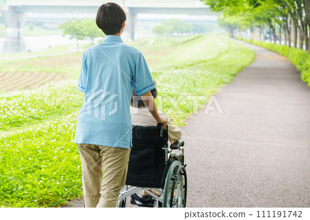 推著輪椅的照顧者 111191742