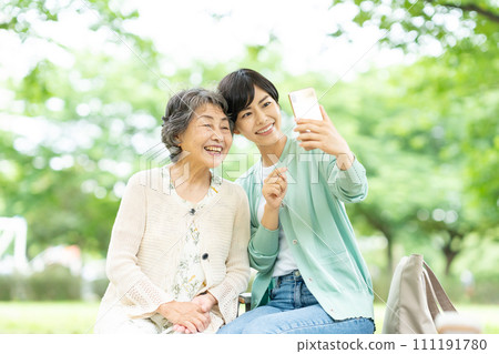 老年女性和年輕女性用智慧型手機自拍 111191780